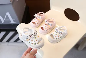 Sandales d'été souples pour bébé avec broderie florale et nœud décoratif mignon