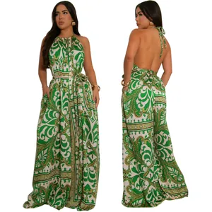 Vorder- und Rückansicht des sexy grünen Jumpsuits mit Paisleymuster und Neckholder