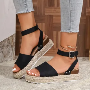 Zoom sur les sandales espadrilles noires à plateforme avec semelle compensée en corde