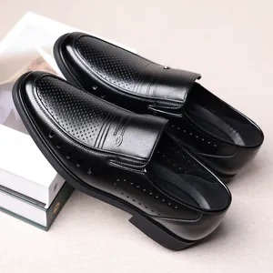 Mocassini in pelle nera traforata per uomo con comodo design slip-on per l'estate