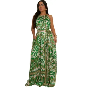 Eleganter grüner Paisley-Neckholder-Jumpsuit mit weitem Bein für den Sommerurlaub