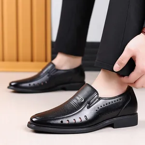Scarpe casual uomo in pelle nera traspirante con lavorazione traforata slip-on