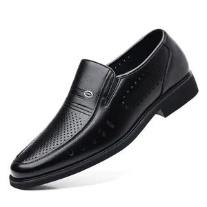 Mocassini in pelle traforata nera traspirante da uomo, scarpe casual business senza lacci.
