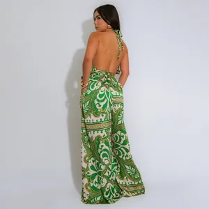 Rückansicht eines rückenfreien grünen Jumpsuits mit Paisley-Print und weitem Bein für den Urlaub