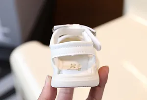 Détail arrière des sandales d'été blanches pour bébés filles avec fermeture velcro
