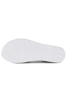 Détail de la semelle blanche nervurée antidérapante avec bordure en espadrille de chanvre