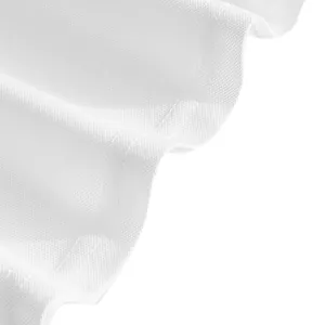 Detailansicht des weißen, atmungsaktiven Mesh-Gewebes eines Herren-Schnelltrocknungs-Poloshirts