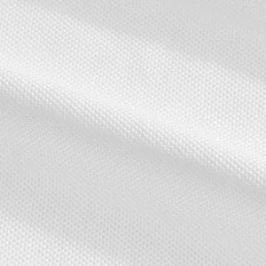 Makro-Detail von weißem, atmungsaktivem Wabenstoff für schnelltrocknende Poloshirts