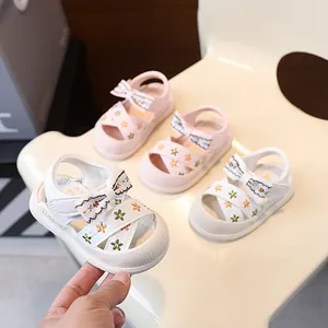 Sandales de marche pour bébé à semelle souple avec broderies florales et nœud papillon