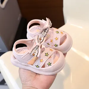 Sandales roses pour bébés filles avec broderies florales et semelles souples antidérapantes