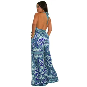 Rückenansicht des sexy rückenfreien Overalls mit blauem Paisley-Muster für den Urlaub