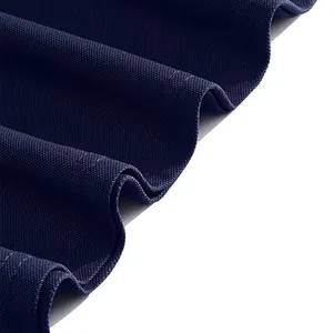 Nahaufnahme der Textur des marineblauen Piqué-Stoffs für atmungsaktive Herren-Poloshirts