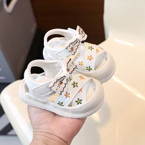 Sandales d'été blanches à semelle souple pour bébé avec broderie florale et nœud