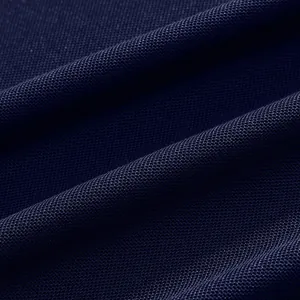Nahaufnahme des atmungsaktiven marineblauen Netzgewebes eines Herren-Polohemds
