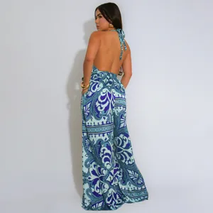 Detailansicht eines rückenfreien Jumpsuits mit Neckholder und blauem Paisley-Muster