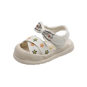 Adorables sandales blanches de princesse pour bébé fille avec broderie florale