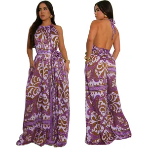 Detaillierte Vorder- und Rückansicht eines lila Jumpsuits mit Paisley-Print und Neckholder