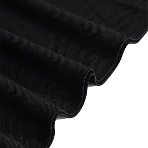 Makroaufnahme der schwarzen, atmungsaktiven Piqué-Stoffstruktur für Herren-Golf-Poloshirts