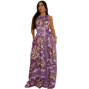 Elegantes lila und braunes Maxikleid mit Paisley-Muster, Neckholder und Rückenfrei-Stil