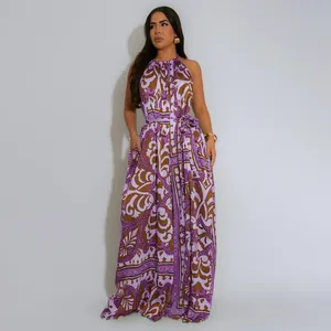 Ganzkörperansicht eines lila gemusterten Neckholder-Jumpsuits für den Sommerurlaub