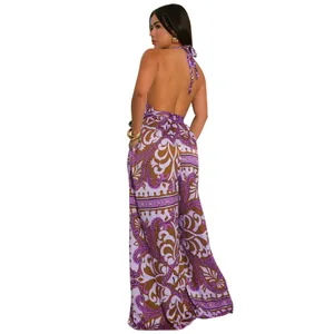 Sexueller rückenfreier Neckholder-Jumpsuit mit lila Paisley-Muster.