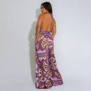 Nahaufnahme eines rückenfreien Overalls mit Boho-Paisley-Muster und Neckholder