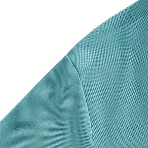 Nahaufnahme der atmungsaktiven Netzstruktur eines schnelltrocknenden Polo-Shirts