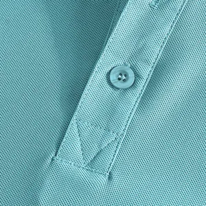 Detailaufnahme eines hellblauen schnelltrocknenden Poloshirts mit Mesh-Gewebe und Knopf.