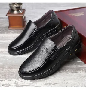 Detailansicht von schwarzen Herren-Slippern aus echtem Leder mit Fashion-Label