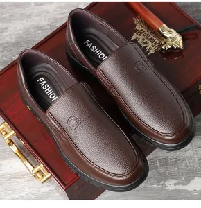 Nahaufnahme brauner Herren-Loafer aus echtem Leder mit Narbenstruktur und Mode-Einlegesohle.