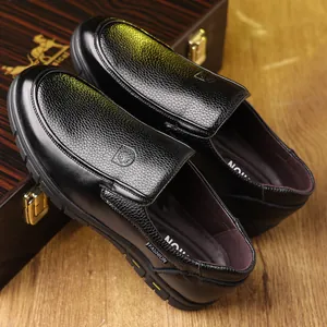 Detailansicht schwarzer Herren-Slipper aus echtem Leder mit feiner Kieselmaserung