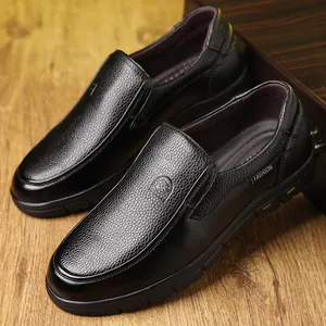 Nahaufnahme von schwarzen Herren-Loafers aus Leder mit strukturierter Oberfläche