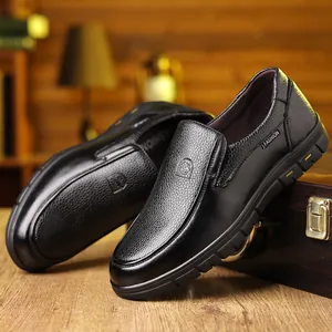 Nahaufnahme von schwarzen Leder-Loafers mit feiner Lychee-Struktur und Nahtdetails für Herren.