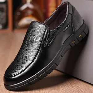 Detail der schwarzen Herrenschuhe aus genarbtem Leder mit robuster Gummisohle