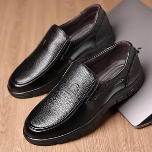 Detailaufnahme schwarzer Herren-Slipper aus echtem Leder mit Narbenstruktur.