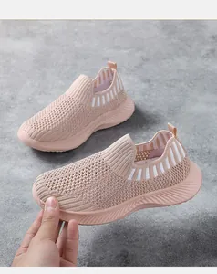 Λεπτομερής όψη αναπνεύσιμων ροζ slip-on sneakers για παιδιά με πλεκτή υφή
