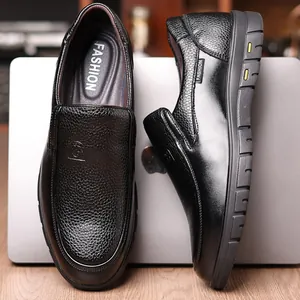 Detailansicht schwarzer Herren-Slipper aus echtem Leder mit strukturierter Oberfläche