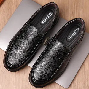 Detailansicht von schwarzen Herren-Slippern aus Leder mit strukturierter Oberfläche