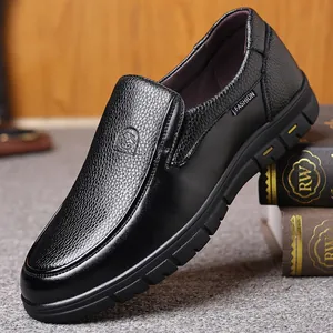 Klassische Herren-Loafer aus schwarzem Echtleder mit genarbter Textur und Seitenetikett