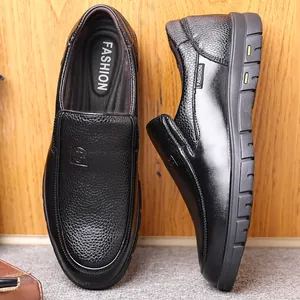 Detaillierte Nahaufnahme schwarzer Herren-Echtleder-Loafer mit eleganter Kieselmaserung