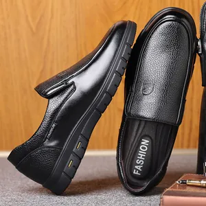 Detailansicht der genarbten Textur schwarzer Herren-Slipper aus echtem Leder
