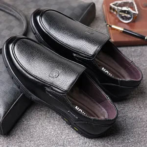 Detailansicht hochwertiger schwarzer Herren-Loafer aus strukturiertem Leder zum Hineinschlüpfen