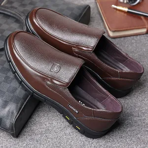 Nahaufnahme von braunen Herren-Slippern aus echtem Leder mit klassischer Narbenstruktur.