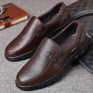 Detaillierte Nahaufnahme brauner Herren-Slipper aus echtem Leder mit Kieseltextur