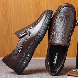 Detailansicht der braunen Herren-Slipper aus hochwertigem genarbtem Leder mit Nähten