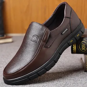 Nahaufnahme brauner Herren-Leder-Loafer mit strukturierter Oberfläche und Gummisohle