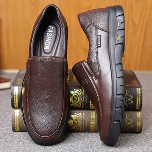 Detailansicht hochwertiger brauner Herren-Loafer aus echtem Leder zum Hineinschlüpfen