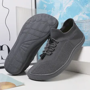Scarpe a piedi nudi grigie da esterno con suola antiscivolo e tomaia in maglia traspirante