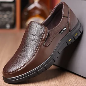 Detailansicht der braunen Herren-Leder-Slipper mit strukturierter Oberfläche