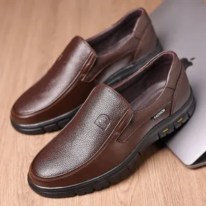 Nahaufnahme von braunen Herren-Slippern aus Leder mit Lychee-Struktur